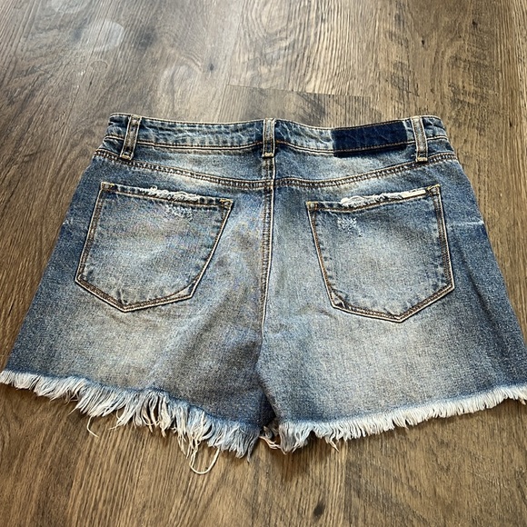 Medium Wash Distressed Denim Shorts - Picture 4 of 4